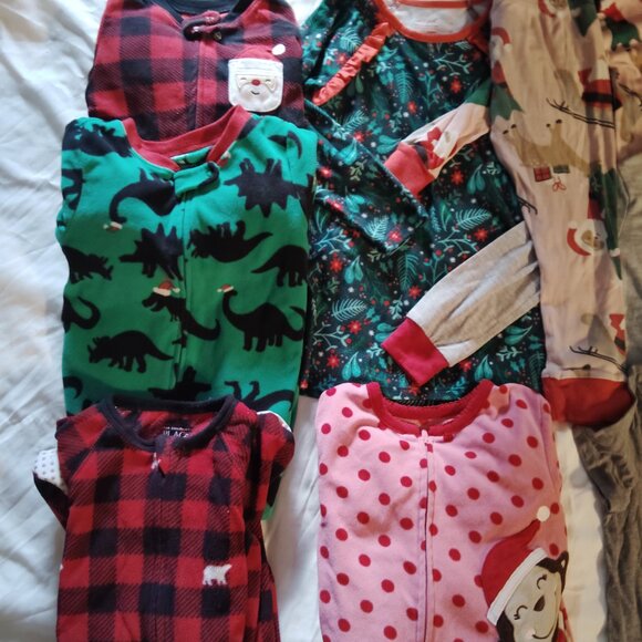 BIG LOT OF CLOTHES CHRISTMAS PAJAMAS TOPS FLEECE FOOTIES OLD NAVY~GIRLS SIZE 3T - Picture 4 of 4